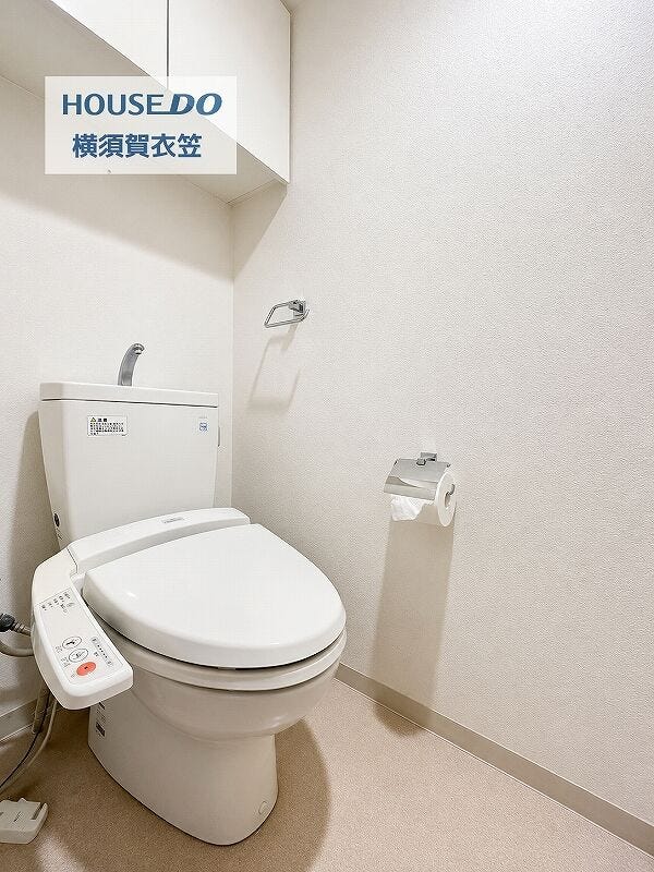 温水洗浄便座を備えたトイレは、白を基調とした清潔感のある内装でまとめられ、毎日気持ちよく使いやすい落ち着いた空間に整えられています。