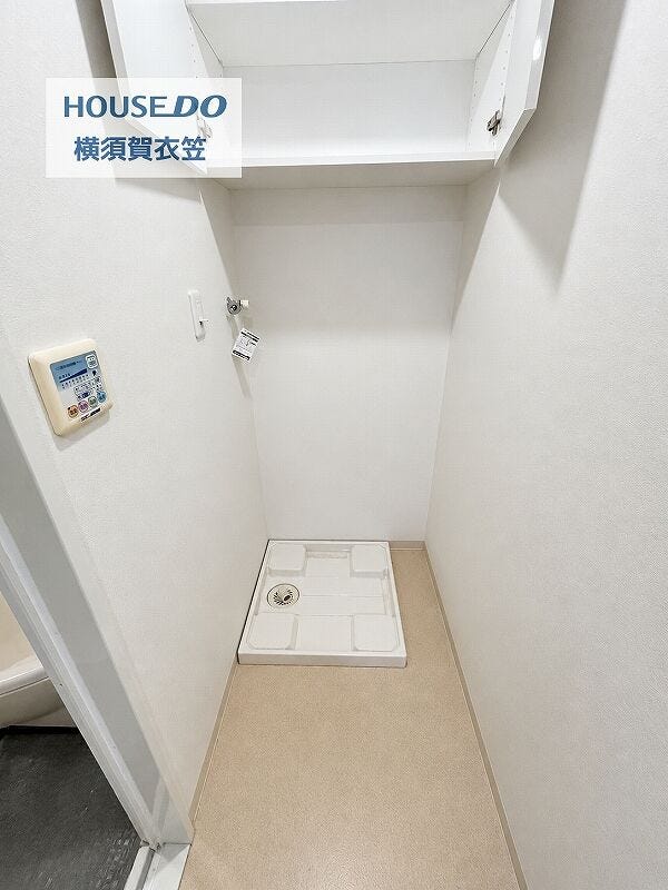 洗濯機置場は上部収納を備えており、洗剤や日用品をまとめてしまいやすく、限られたスペースを有効に使える実用的な家事空間となっています。