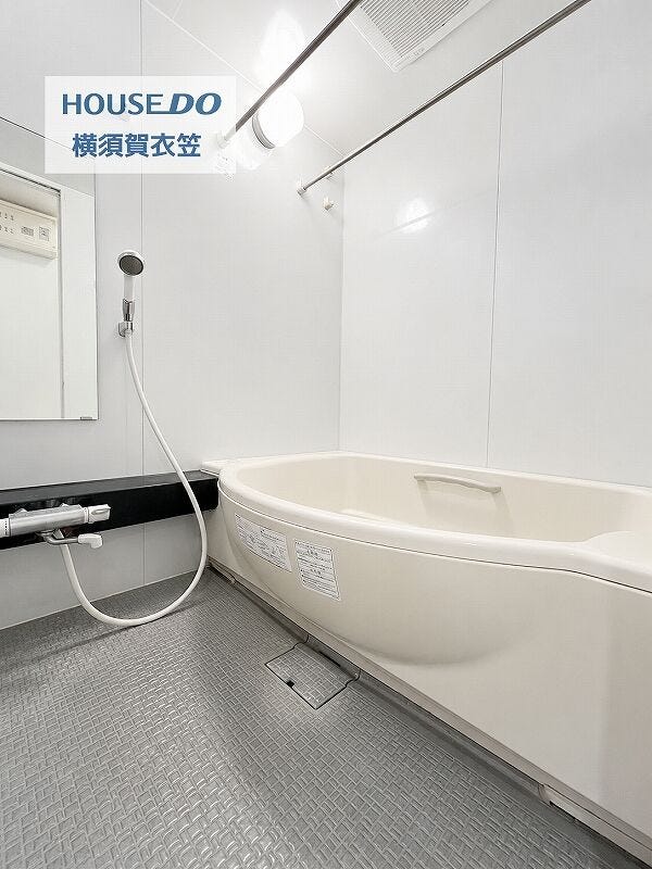 ゆったりとした浴槽を備えた浴室は、清掃しやすいシンプルな内装でまとめられており、毎日の入浴時間を落ち着いて過ごせる快適な空間です。