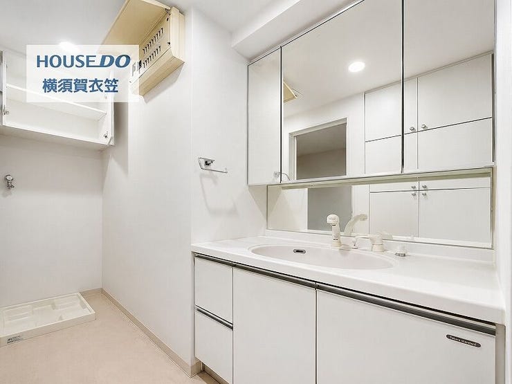 洗面室は広さにゆとりがあり、洗面台と洗濯機置場を無理なく配置できるため、朝の身支度から洗濯動線までスムーズに使える空間です。