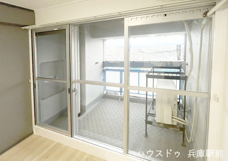 明るい採光: 南東向きのバルコニーに面しております。