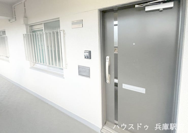 大規模修繕済み: 令和5年9月に外壁塗装や玄関ドア交換などの大規模修繕工事が実施されており、管理の行き届いた外観・共用部です。