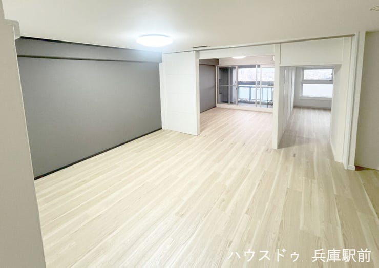 【リビング】
開放感のある広さ: 12.1畳のゆとりあるスペースを確保しており、家族が集まる憩いの場として活用できます 。