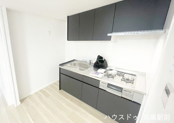 生活動線の中心: 各洋室や水回りへのアクセスがスムーズな、暮らしやすいレイアウトです 。