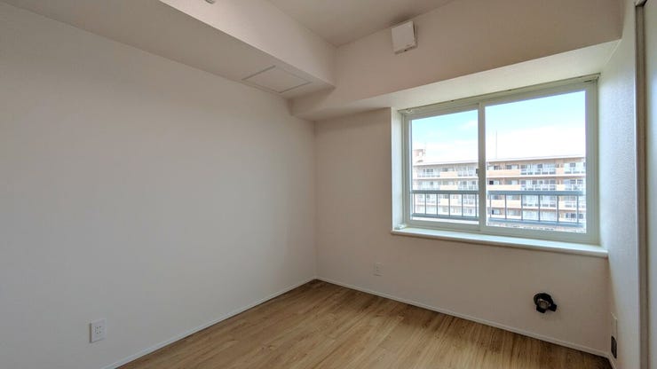 ■洋室(約5.2帖)■
約5.2帖の洋室は子供部屋や趣味の部屋として活用しやすいサイズ感。コンパクトながら落ち着いて過ごせる空間で、家具も配置しやすく、ライフスタイルに合わせて柔軟に使えます。