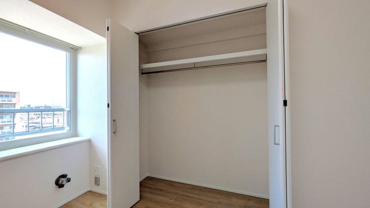 ■クローゼット■
たっぷりとした収納力で、お気に入りの洋服や小物もスッキリ整理整頓できます。奥行きのある造りなので、季節物の家電や衣装ケースも無理なく収まり、お部屋をより広く使うことが可能です☆