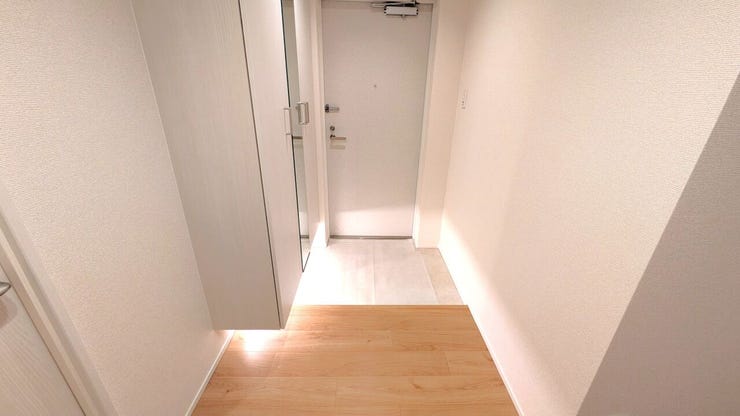 ■玄関■
白を基調とした広々とした玄関は、ゆとりある空間で出入りも快適。荷物を置いても圧迫感がなく、明るく開放的な印象で、家族や訪れる人を気持ちよく迎えられる、暮らしやすさに配慮された玄関です。