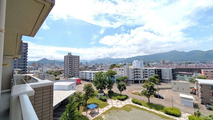 【7階からの開放的な眺望】
バルコニーの前面には敷地内広場があり、遮るもののない心地よい景色を見渡せます。プライバシー性も高く、四季の移ろいを感じながら穏やかにくつろげる魅力的なお部屋です。