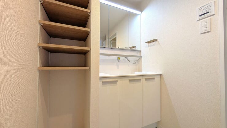 ■洗面所■
収納力のある三面鏡タイプの洗面台を採用!さらにすぐ横には、高さを自由に変えられる便利な可動棚も備わっています。毎日の身支度がしやすく、散らかりがちな洗面まわりも無駄なく美しく片付きます。