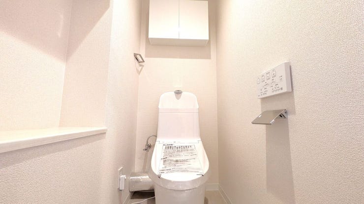 ■温水洗浄便座付きトイレ■
毎日快適に使える温水洗浄便座付きのトイレです。上部にはトイレットペーパーなどをスッキリ隠せる吊戸棚を完備。さらに芳香剤や小物を置ける便利な棚も備わっております☆