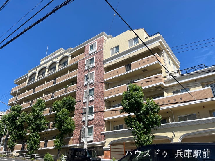 【外観】
2003年1月竣工のヨーロピアンな外観の6階建てマンション。