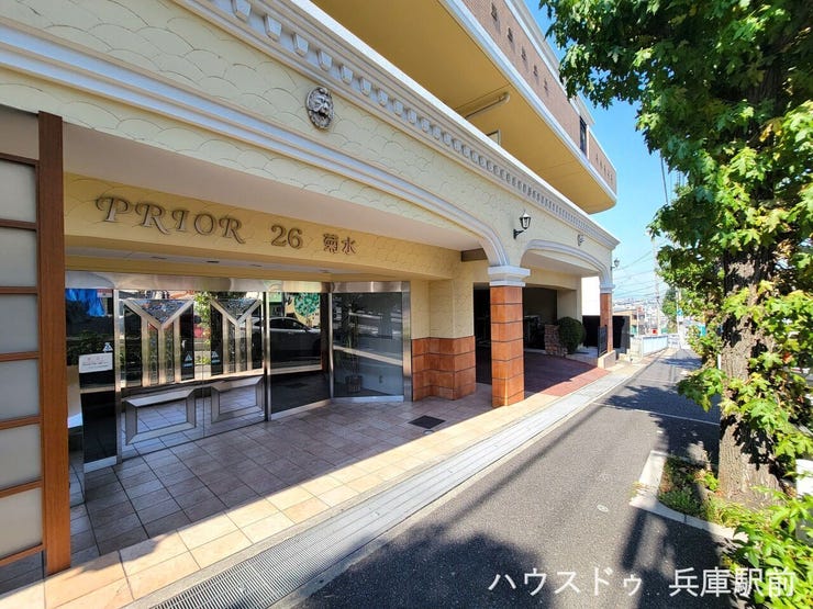 ヨーロピアンテイストの外観とアーチ型エントランスが印象的なマンションです。