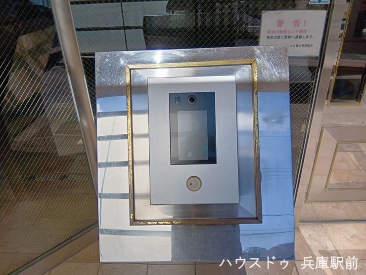 来訪者を確認できるモニター付きインターホンを備えています。