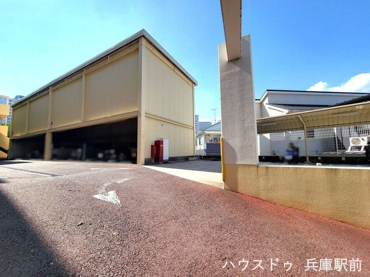 建物下を抜けた先に機械式駐車場があり、本物件は分譲機械式車庫1台分の権利付き住戸です。