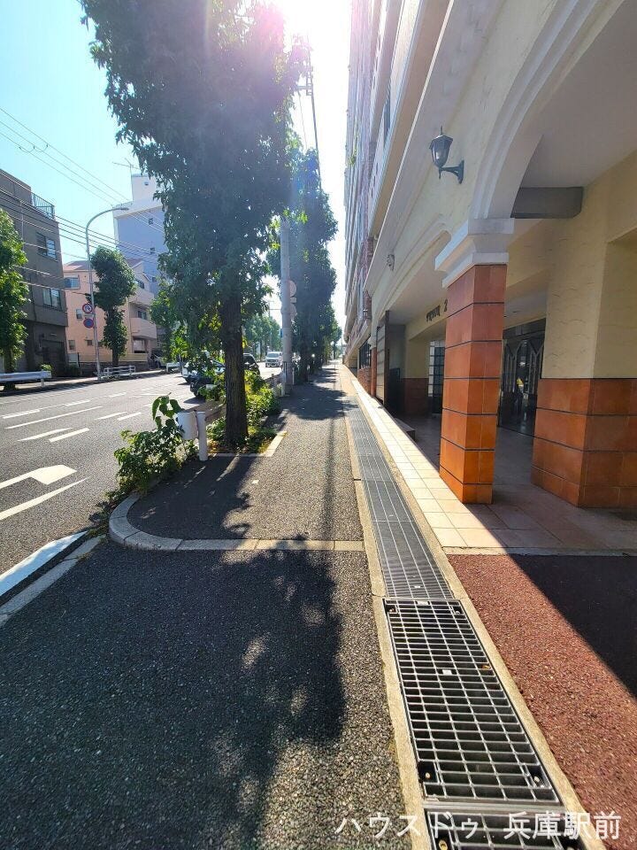 前面道路や周辺環境もあわせてご確認いただける現地写真です。