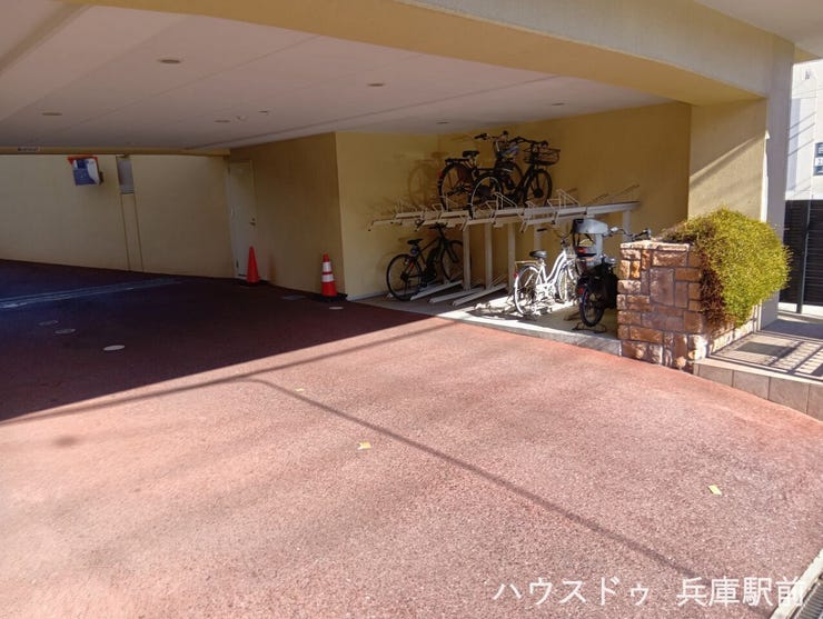 建物内に駐輪場があり、雨の日の乗り降りにも配慮されています。