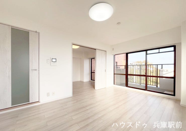 【居間・リビング】
◇開放感あふれるLDK(約12.5帖)
隣接する和室の仕切りを開放すれば、さらに広々とした一体感のある空間として活用可能です!