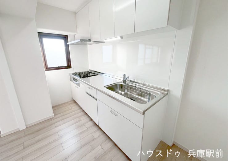 ◇お料理に集中しやすい壁付けタイプで、LDKを広く見せる配置です