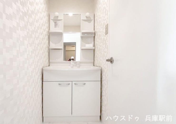 ◇洗面台を新調し、鏡裏や足元の収納など機能性も向上しています