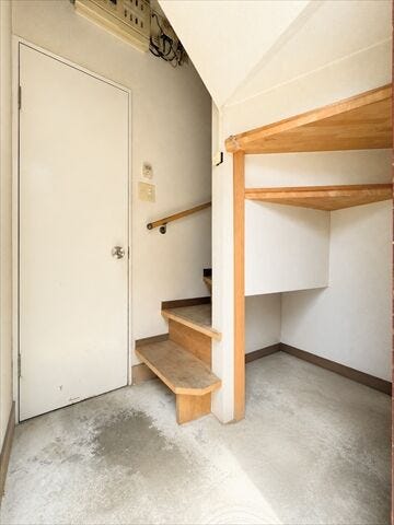 ※実際の写真から生活用品を消すCG加工をしています。
【裏口玄関】大型の棚を備えた収納力豊富なスペース。工具類の保管にも便利です