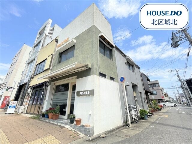 角地に位置し、視認性の高いスタイリッシュな店舗外観。来店しやすい立地が魅力です。