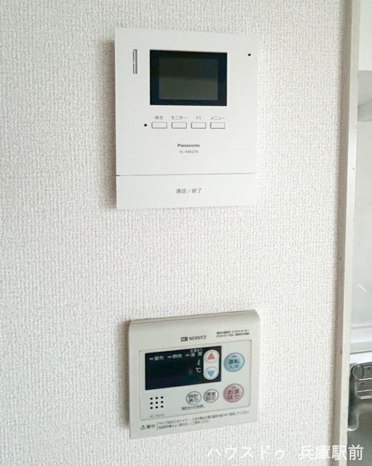 来訪者の確認ができるモニター付きインターホンを設置。自動お湯張り機能も利用可能です。