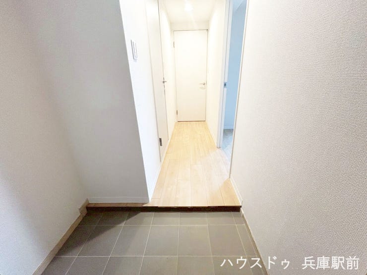 すっきりとした玄関スペース。段差があり、室内との切り替えがしやすい仕様です。