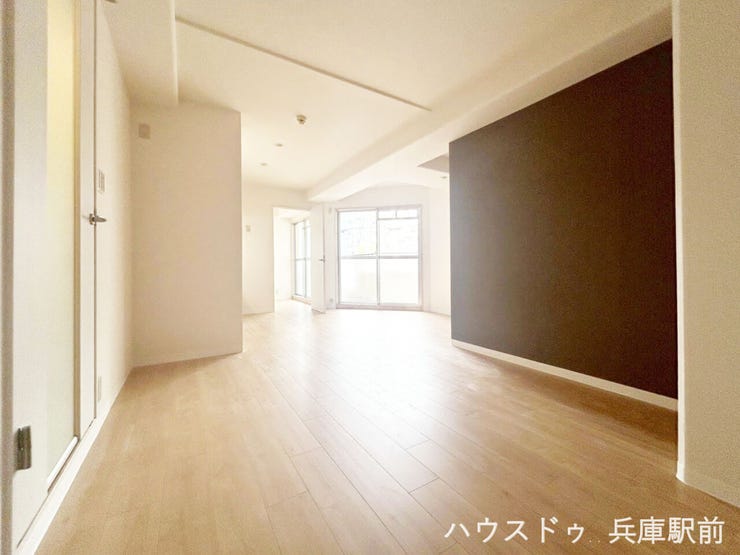 【リビング】
L型の12帖LDKでリビングとダイニングを分けて使いやすい間取り。開口部から自然光が入り、明るさを感じられる空間です。