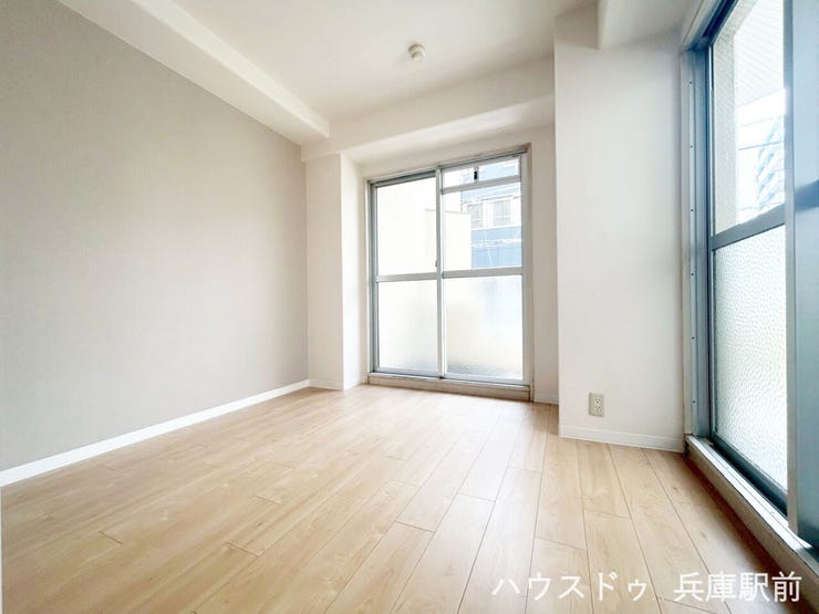 二面採光の6帖の洋室で、やさしい光が入る明るい空間です。
