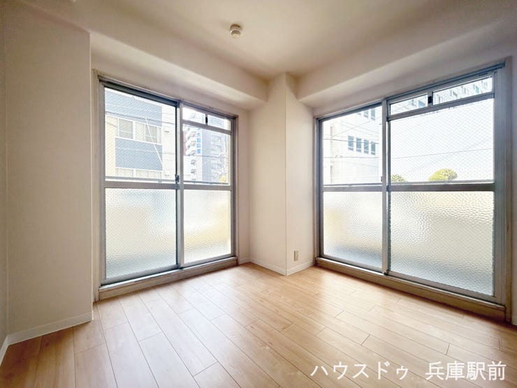 二面採光の6帖の洋室。用途に合わせてさまざまな使い方がしやすい空間です。