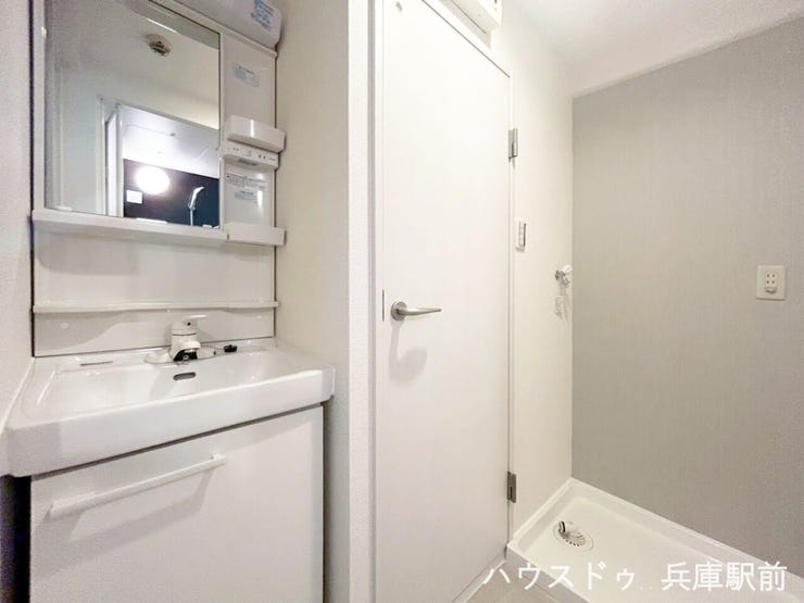 2026年3月に洗面台・洗濯パンを新調。すっきりとした印象の洗面スペースです。