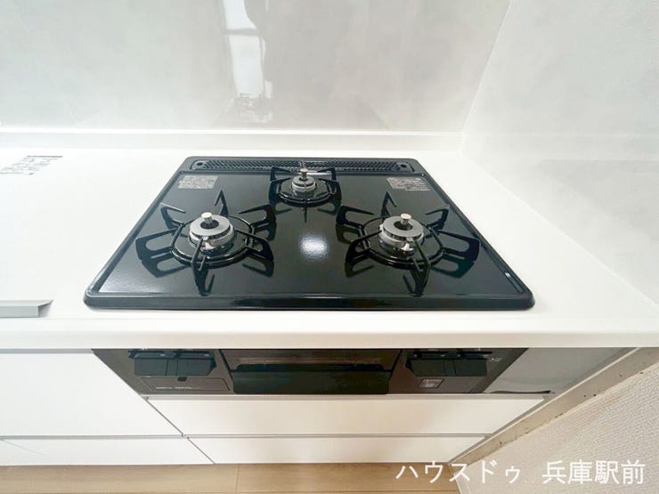 3口ガスコンロ・グリル付きで、複数の調理を同時に進めやすく、日々のお料理に便利!
