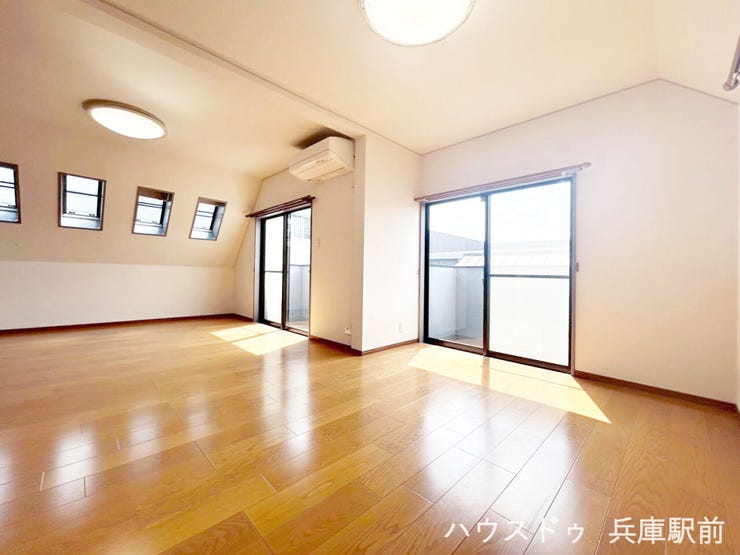 ◇2F、14帖の洋室
個室としての独立性を保ちながら、1階同様に床暖房で快適性が確保されています