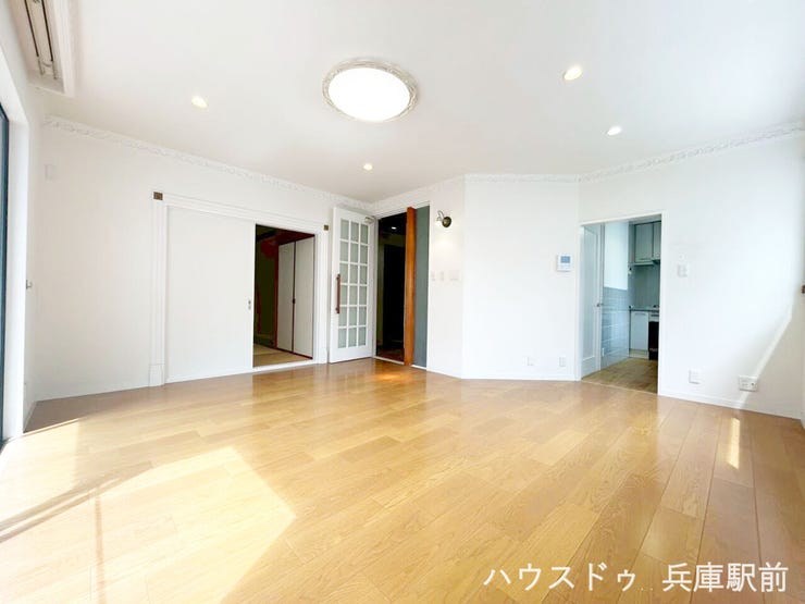 【リビング】
◇床暖房が完備され、寒い季節も団らんの時間が心地よく保たれます