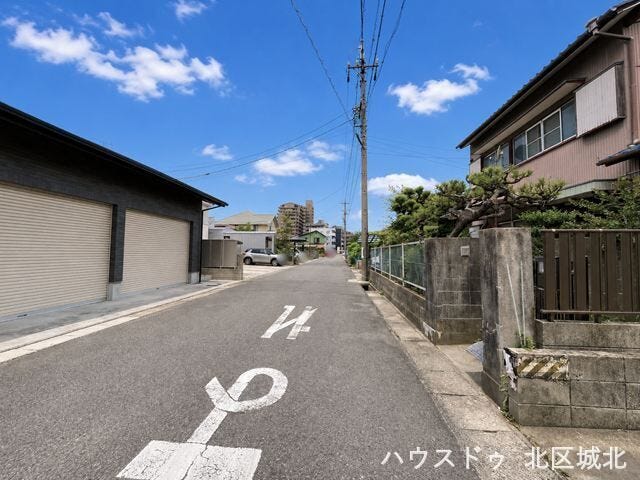【南側前面道路】
幅員約6m前面道路。
道路幅にゆとりがあるので、車種を選びません。大きめの車を乗りたい方にもオススメです。