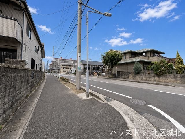 【東側前面道路】
幅員約16m前面道路。
整備された歩道のある前面道路です。歩行者の方も安全に通行できる道路になっています。