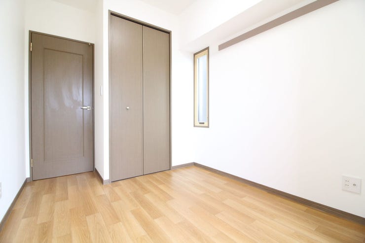 *北側4.8帖洋室*
クローゼットがあるので最小限の家具でお部屋を広く使うことができるのが嬉しいですね。