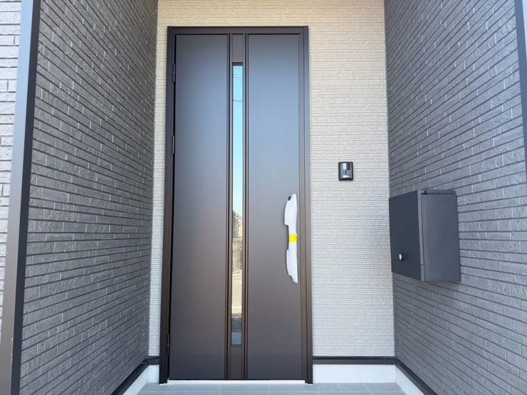 屋根付きで雨の日も扉の開け閉めの際に濡れにくいです!鍵を探している間にびしょ濡れなんてこともないですね♪