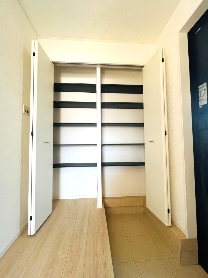 玄関の悩みといえば靴の収納です。家族が多いとその分靴も増えてしまいます。常にスッキリとした玄関でいられるよう、充分なシューズボックスを装備しています。