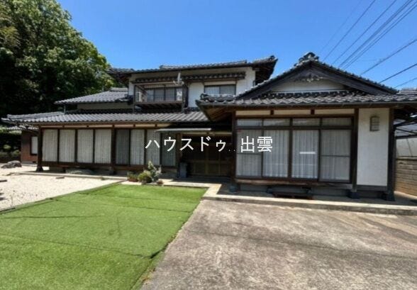 【外観】
近隣に公園もあり、自然に触れながらのびのびと過ごせる環境です。お子さまの遊び場や散歩コースとしても便利で、家族みんなが安心して暮らせる立地が魅力です。