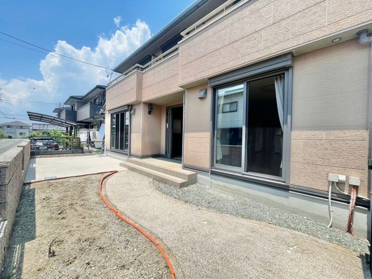 日当たりも良く
玄関前もとても広いので
園芸も楽しめます(*^▽^*)
