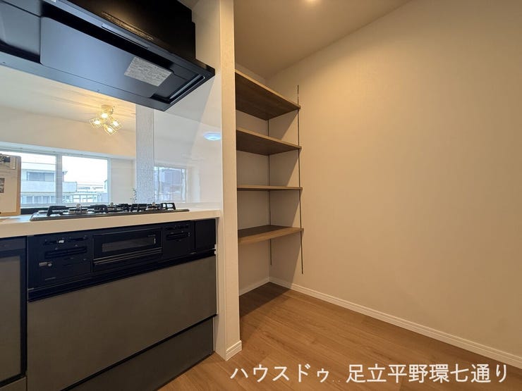キッチン横には可動棚を備えた収納スペース。食品や日用品のストック置場として活用できます。