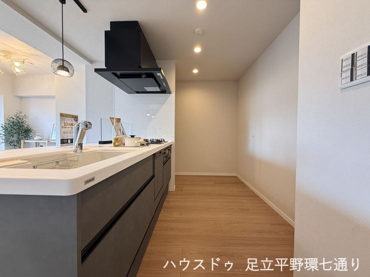 キッチン背面にはゆとりあるスペースを確保。家電や収納棚を置きやすく、作業動線も良好です。