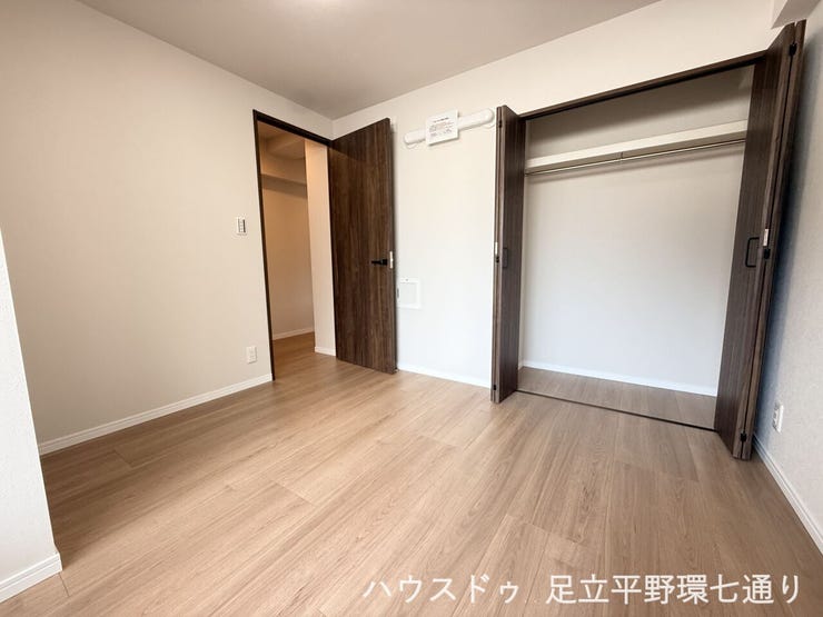 ゆとりある洋室にはワイドなクローゼットを完備。衣類や荷物をまとめて収納でき、室内を広く使えます。