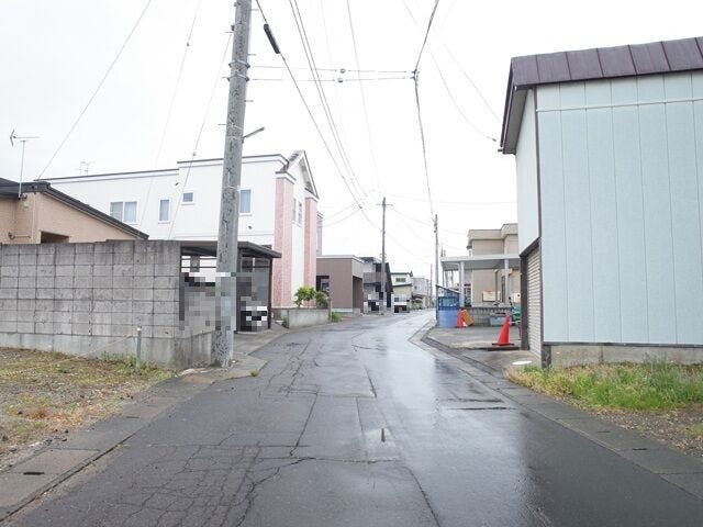 前面道路です。側溝には蓋があり足元が安心。歩きやすく、お子さまや高齢の方にも安全な環境です。