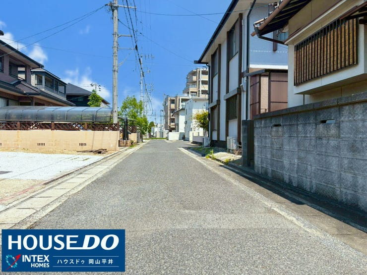 【小さなお子様も安心!平坦で開放的な前面道路】
物件の前は視界がパッと開けた平坦な道路です!見通しが良く、車の通りも落ち着いているので、小さなお子様とのお散歩や毎日の通学も安心・安全ですね。