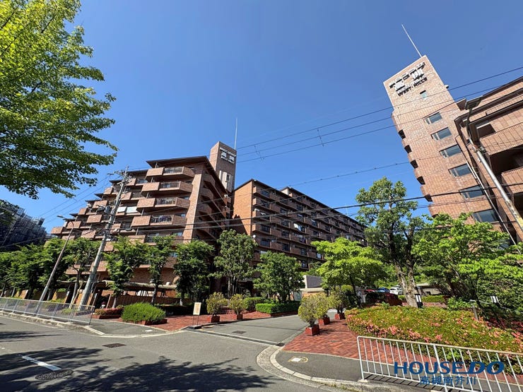 マンションに面した道路も広く、傾斜面に建てられたマンションなので日当り通風も良好です