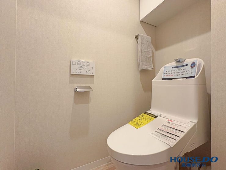 トイレ上段には収納スペースあり
温水洗浄便座完備です