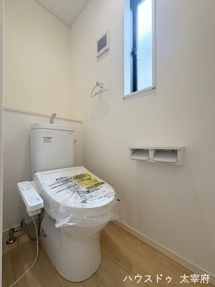 トイレは窓付きなので換気がしやすいですね。大人も子どもも快適な自動温洗浄便座機能付きで、衛生的かつ、ペーパー節約にもなります。