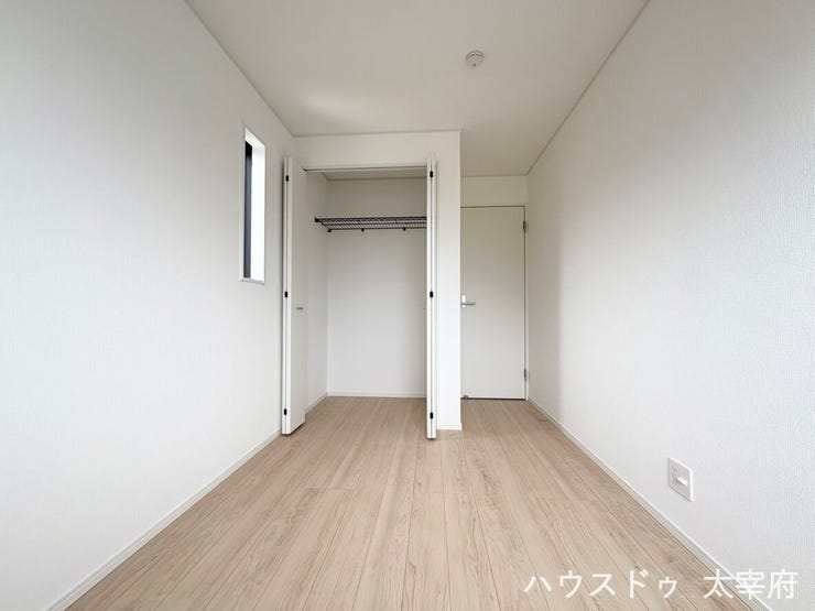 空間にメリハリとデザイン性をプラス。シンプルながらも印象に残る仕上がりで、家具やインテリアが映える、落ち着きのある洋室なっております。
